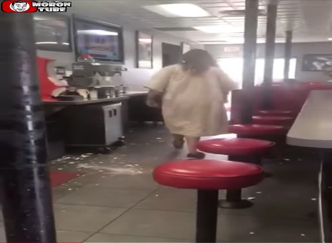 Video :She asks the cashier to admit that he is a dog, he refuses, she loses her temper!